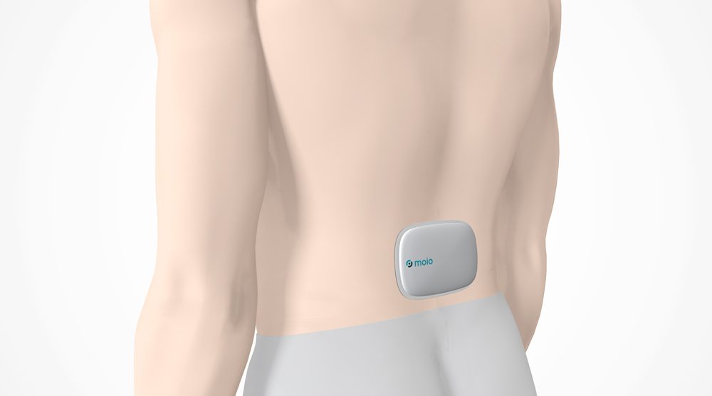 Das moio.care Sensormodul mit dem Klettpflaster am Rücken eines Patienten.